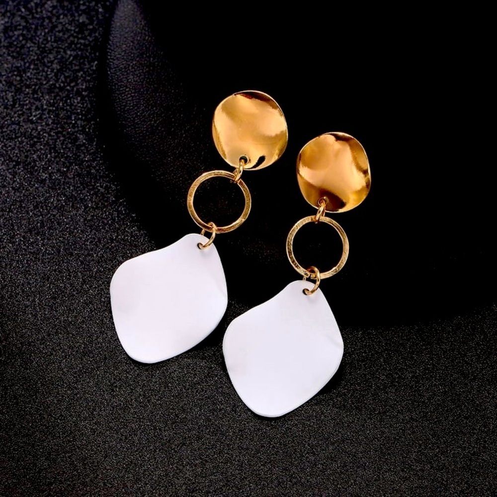 Classic White Earrings (clip on)
(New)